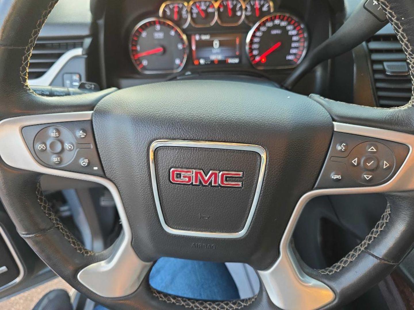 2015 BLUE GMC YUKON XL 1500 SLT (1GKS2HKC9FR) with an 5.3L engine, Automatic transmission, located at 495 Old Highway 20 West, South Sioux City, NE, 68776, (402) 494-2677, 42.458408, -96.443512 - Photo#19