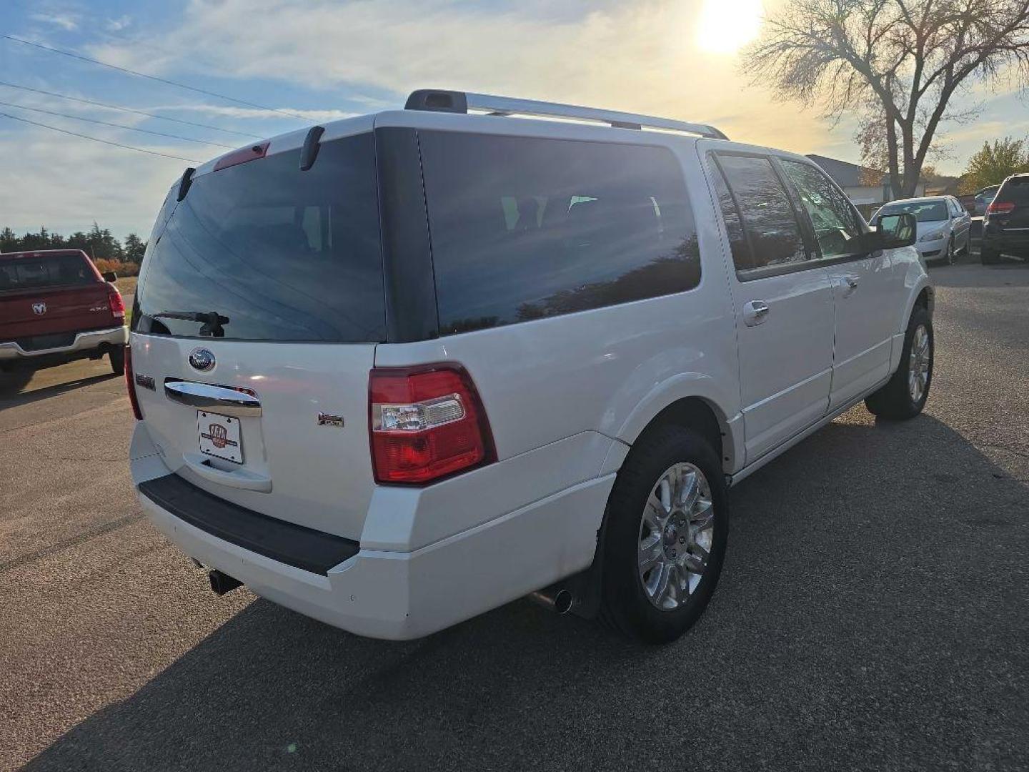 2011 WHITE FORD EXPEDITION EL LIMITED (1FMJK2A51BE) with an 5.4L engine, Automatic transmission, located at 495 Old Highway 20 West, South Sioux City, NE, 68776, (402) 494-2677, 42.458408, -96.443512 - Photo#3