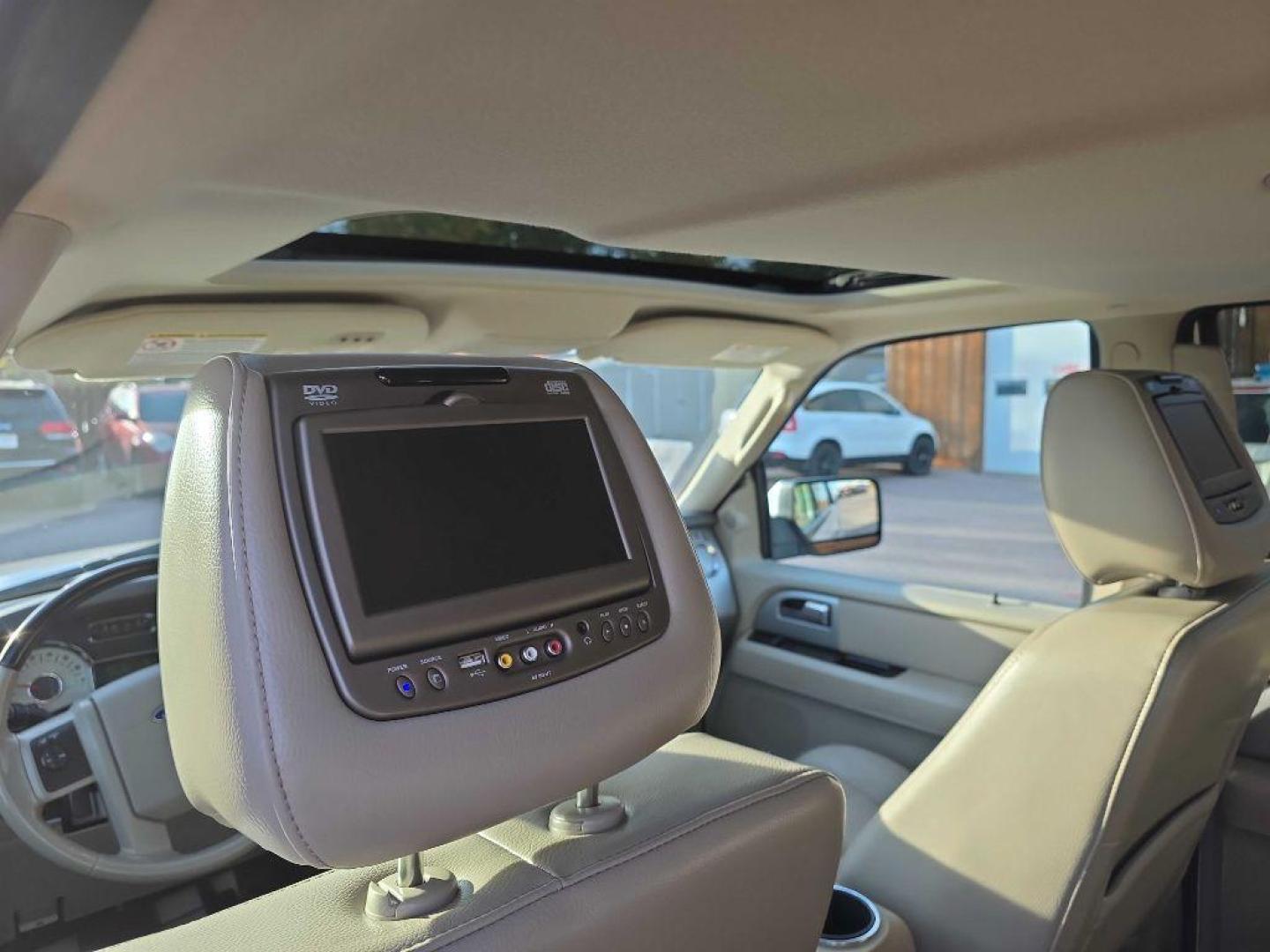 2011 WHITE FORD EXPEDITION EL LIMITED (1FMJK2A51BE) with an 5.4L engine, Automatic transmission, located at 495 Old Highway 20 West, South Sioux City, NE, 68776, (402) 494-2677, 42.458408, -96.443512 - Photo#6