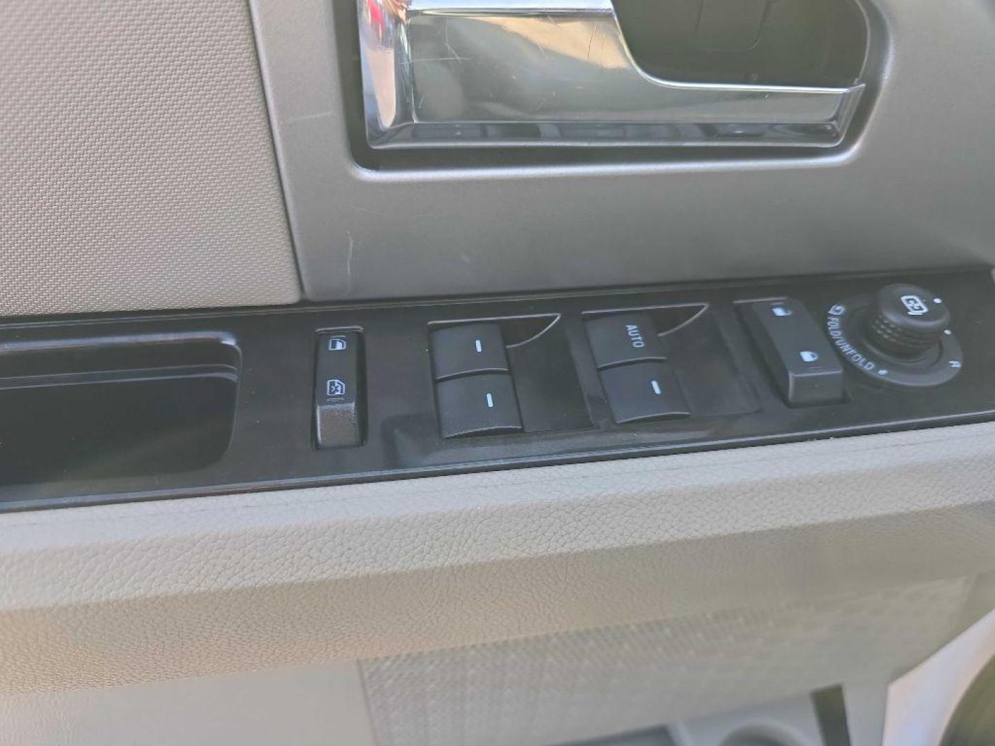 2011 WHITE FORD EXPEDITION EL LIMITED (1FMJK2A51BE) with an 5.4L engine, Automatic transmission, located at 495 Old Highway 20 West, South Sioux City, NE, 68776, (402) 494-2677, 42.458408, -96.443512 - Photo#12