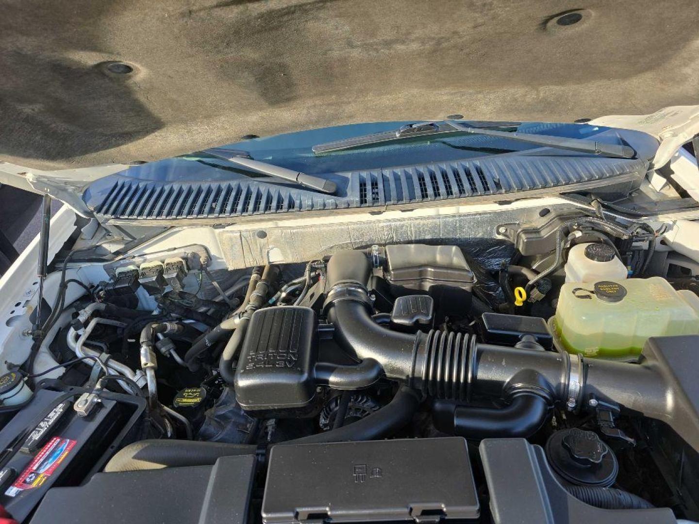 2011 WHITE FORD EXPEDITION EL LIMITED (1FMJK2A51BE) with an 5.4L engine, Automatic transmission, located at 495 Old Highway 20 West, South Sioux City, NE, 68776, (402) 494-2677, 42.458408, -96.443512 - Photo#22