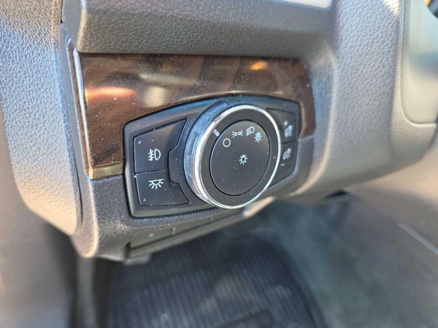 2015 RED FORD EXPLORER LIMITED (1FM5K8F82FG) with an 3.5L engine, Automatic transmission, located at 495 Old Highway 20 West, South Sioux City, NE, 68776, (402) 494-2677, 42.458408, -96.443512 - Photo#13