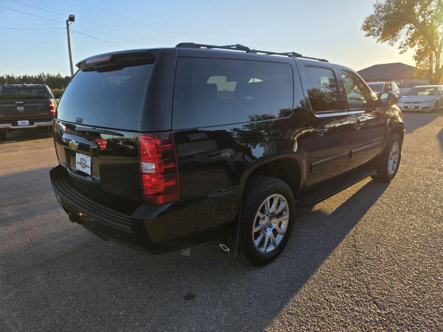 2014 BLACK CHEVROLET SUBURBAN 1500 LT (1GNSKJE79ER) with an 5.3L engine, Automatic transmission, located at 495 Old Highway 20 West, South Sioux City, NE, 68776, (402) 494-2677, 42.458408, -96.443512 - Photo#2