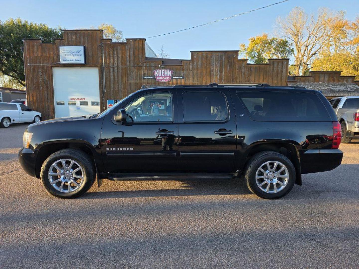 2014 BLACK CHEVROLET SUBURBAN 1500 LT (1GNSKJE79ER) with an 5.3L engine, Automatic transmission, located at 495 Old Highway 20 West, South Sioux City, NE, 68776, (402) 494-2677, 42.458408, -96.443512 - Photo#3