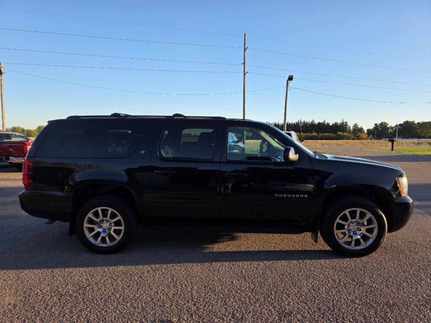 2014 BLACK CHEVROLET SUBURBAN 1500 LT (1GNSKJE79ER) with an 5.3L engine, Automatic transmission, located at 495 Old Highway 20 West, South Sioux City, NE, 68776, (402) 494-2677, 42.458408, -96.443512 - Photo#4