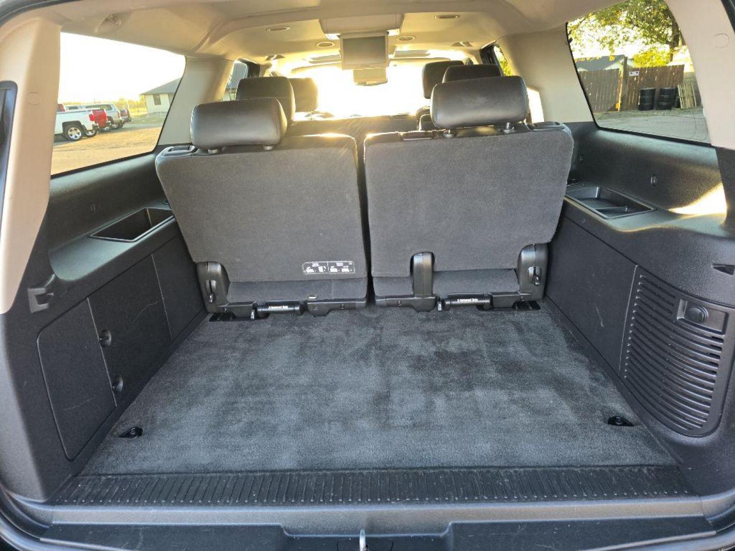 2014 BLACK CHEVROLET SUBURBAN 1500 LT (1GNSKJE79ER) with an 5.3L engine, Automatic transmission, located at 495 Old Highway 20 West, South Sioux City, NE, 68776, (402) 494-2677, 42.458408, -96.443512 - Photo#6