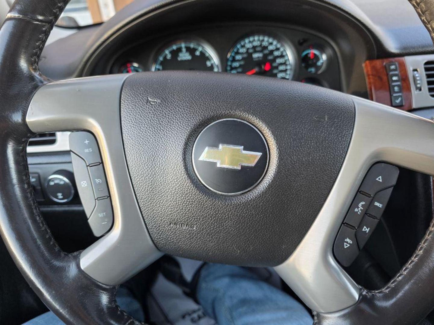 2014 BLACK CHEVROLET SUBURBAN 1500 LT (1GNSKJE79ER) with an 5.3L engine, Automatic transmission, located at 495 Old Highway 20 West, South Sioux City, NE, 68776, (402) 494-2677, 42.458408, -96.443512 - Photo#18