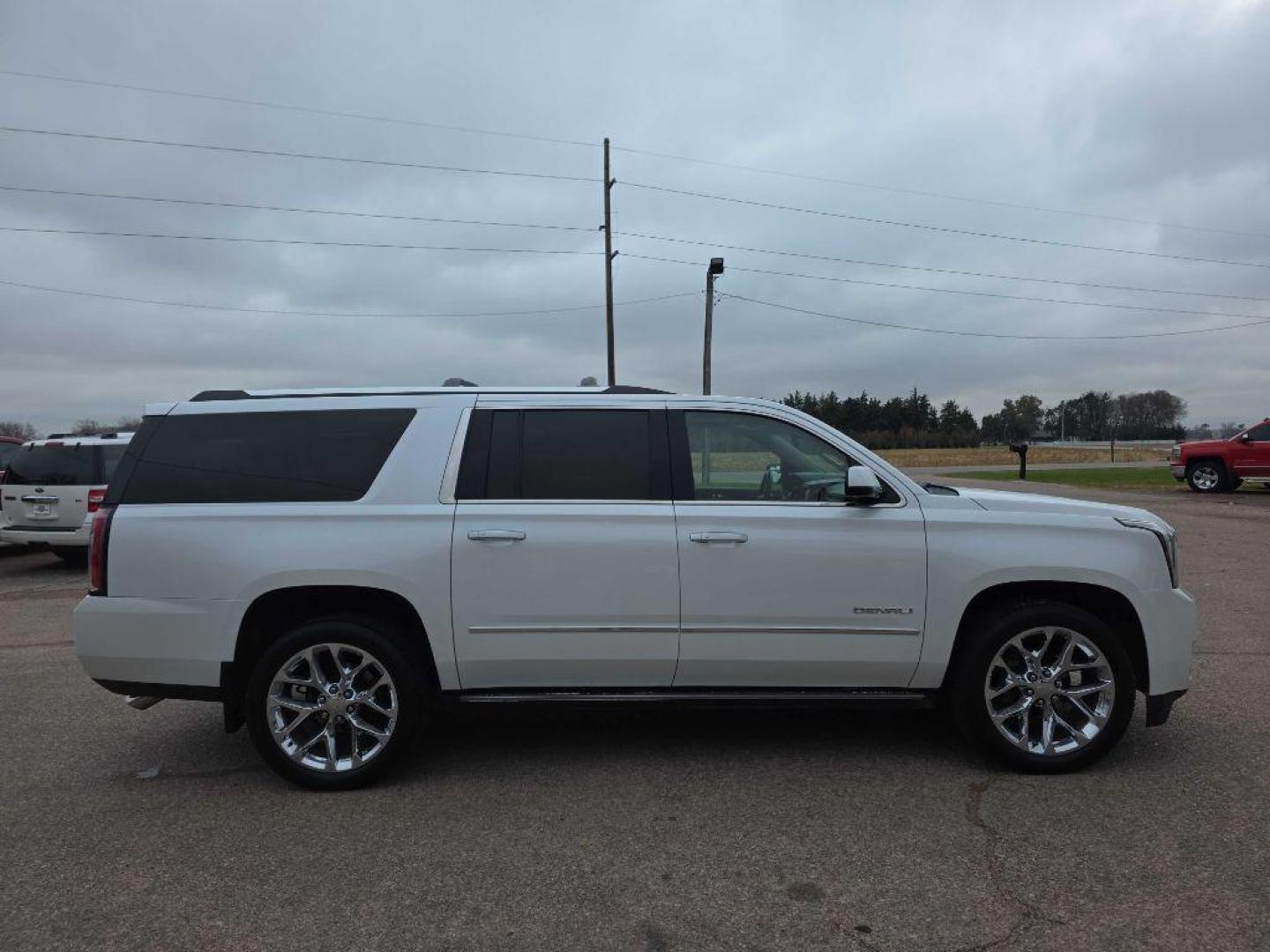 2016 WHITE GMC YUKON XL DENALI (1GKS2HKJXGR) with an 6.2L engine, Automatic transmission, located at 495 Old Highway 20 West, South Sioux City, NE, 68776, (402) 494-2677, 42.458408, -96.443512 - Photo#4