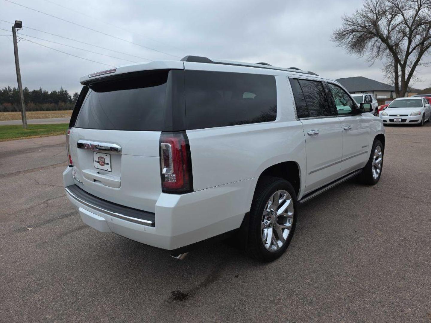 2016 WHITE GMC YUKON XL DENALI (1GKS2HKJXGR) with an 6.2L engine, Automatic transmission, located at 495 Old Highway 20 West, South Sioux City, NE, 68776, (402) 494-2677, 42.458408, -96.443512 - Photo#3