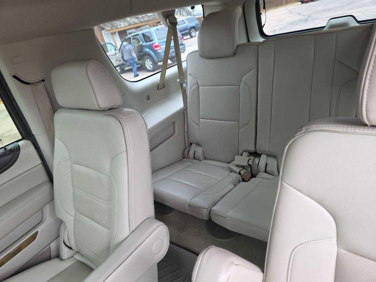 2016 WHITE GMC YUKON XL DENALI (1GKS2HKJXGR) with an 6.2L engine, Automatic transmission, located at 495 Old Highway 20 West, South Sioux City, NE, 68776, (402) 494-2677, 42.458408, -96.443512 - Photo#7