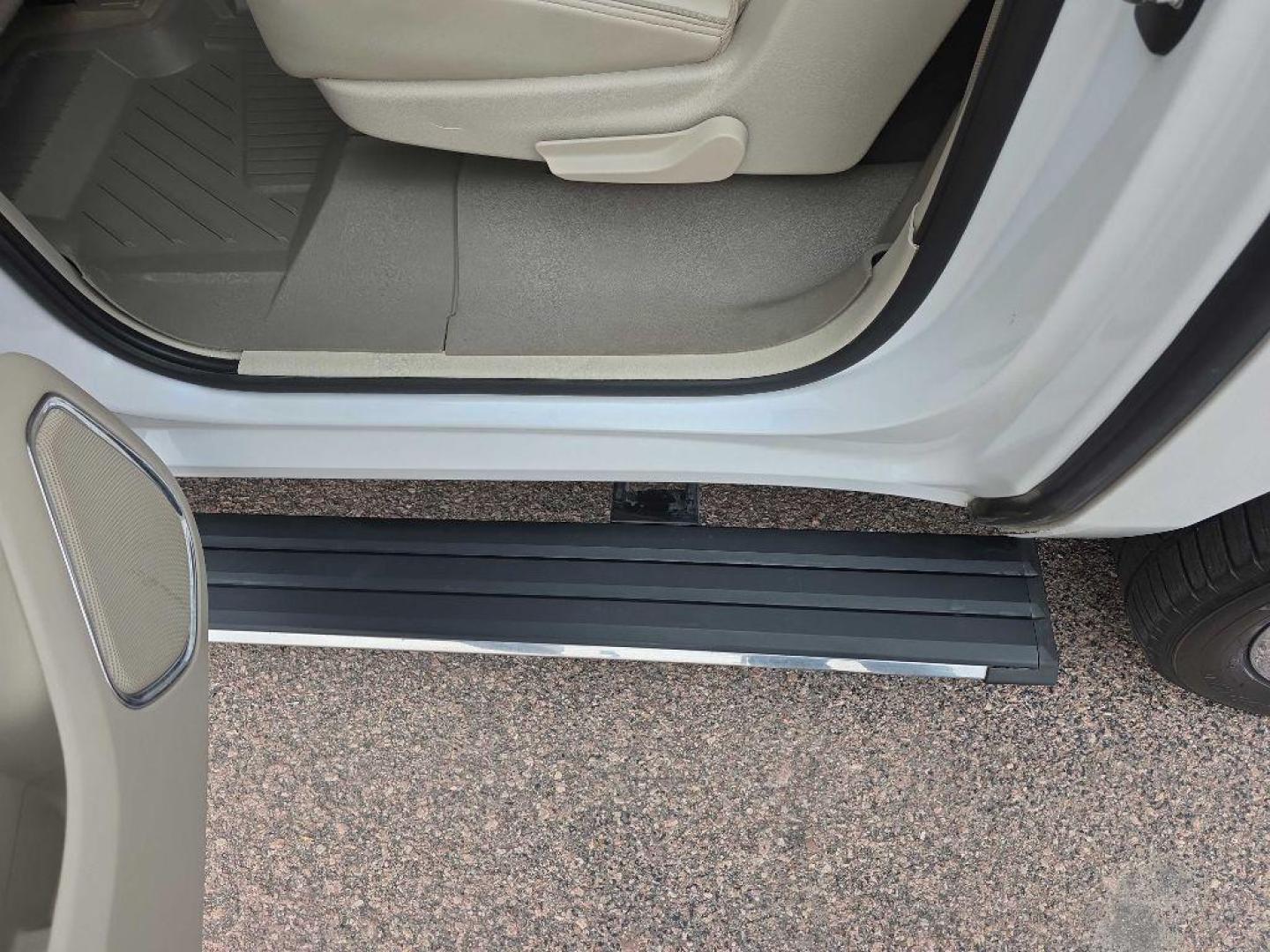 2016 WHITE GMC YUKON XL DENALI (1GKS2HKJXGR) with an 6.2L engine, Automatic transmission, located at 495 Old Highway 20 West, South Sioux City, NE, 68776, (402) 494-2677, 42.458408, -96.443512 - Photo#9