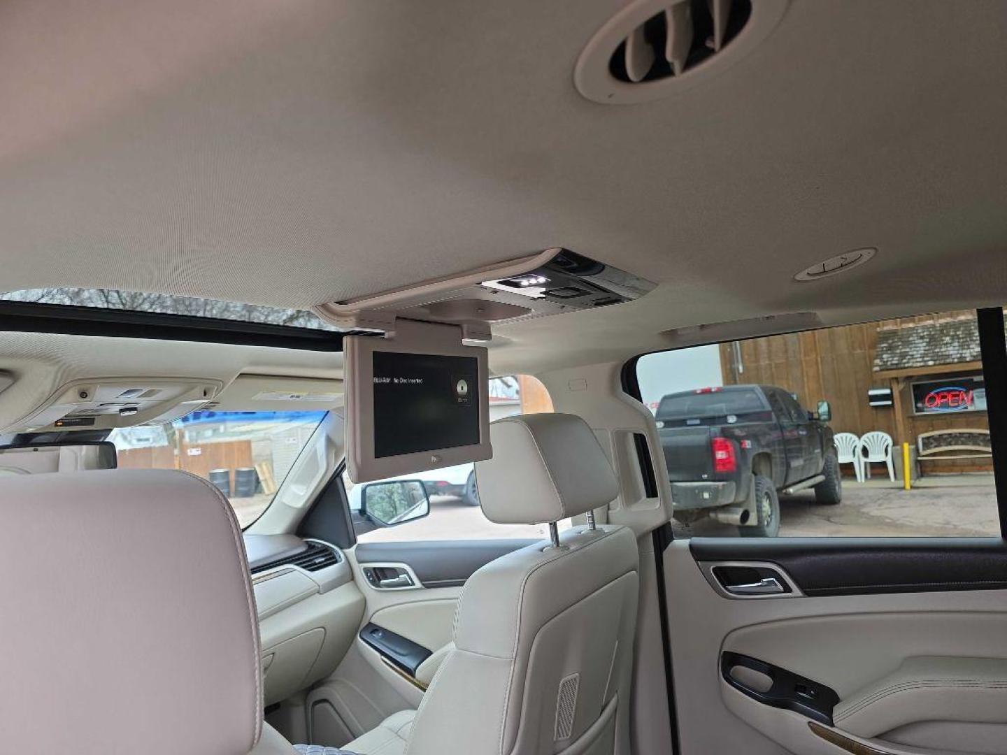 2016 WHITE GMC YUKON XL DENALI (1GKS2HKJXGR) with an 6.2L engine, Automatic transmission, located at 495 Old Highway 20 West, South Sioux City, NE, 68776, (402) 494-2677, 42.458408, -96.443512 - Photo#10