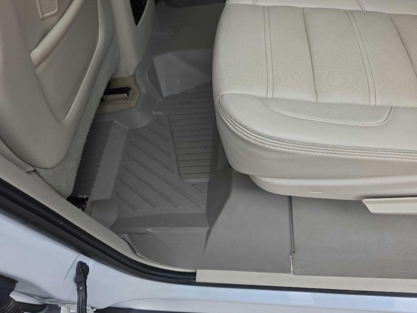 2016 WHITE GMC YUKON XL DENALI (1GKS2HKJXGR) with an 6.2L engine, Automatic transmission, located at 495 Old Highway 20 West, South Sioux City, NE, 68776, (402) 494-2677, 42.458408, -96.443512 - Photo#12