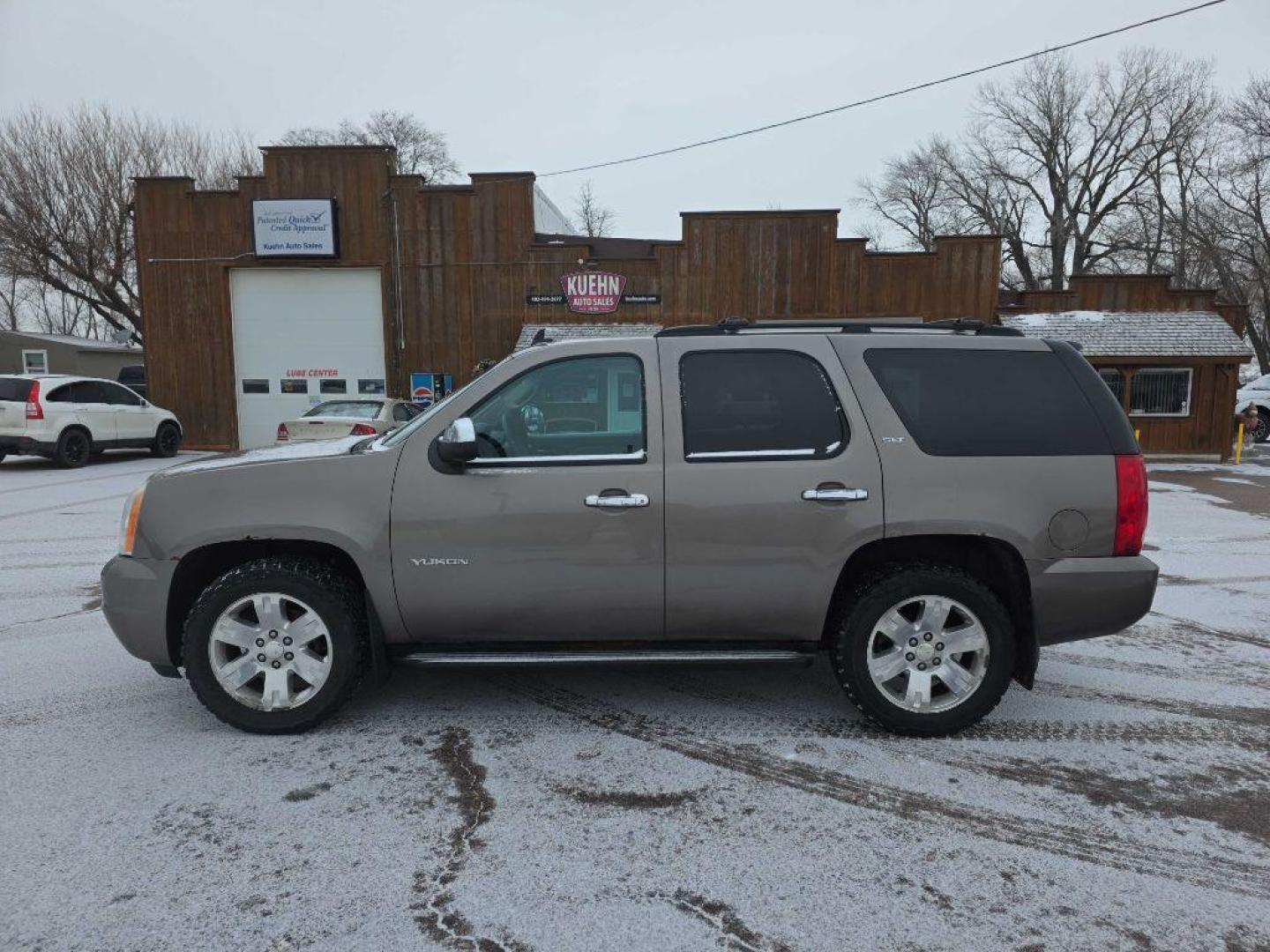 2011 MOCHA GMC YUKON SLT (1GKS2CE02BR) with an 5.3L engine, Automatic transmission, located at 495 Old Highway 20 West, South Sioux City, NE, 68776, (402) 494-2677, 42.458408, -96.443512 - Photo#1