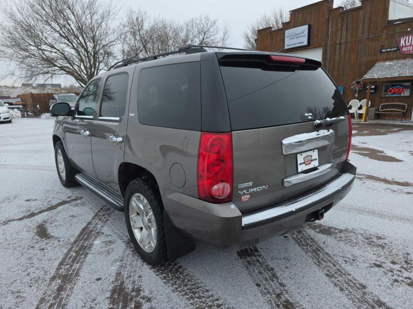2011 MOCHA GMC YUKON SLT (1GKS2CE02BR) with an 5.3L engine, Automatic transmission, located at 495 Old Highway 20 West, South Sioux City, NE, 68776, (402) 494-2677, 42.458408, -96.443512 - Photo#2