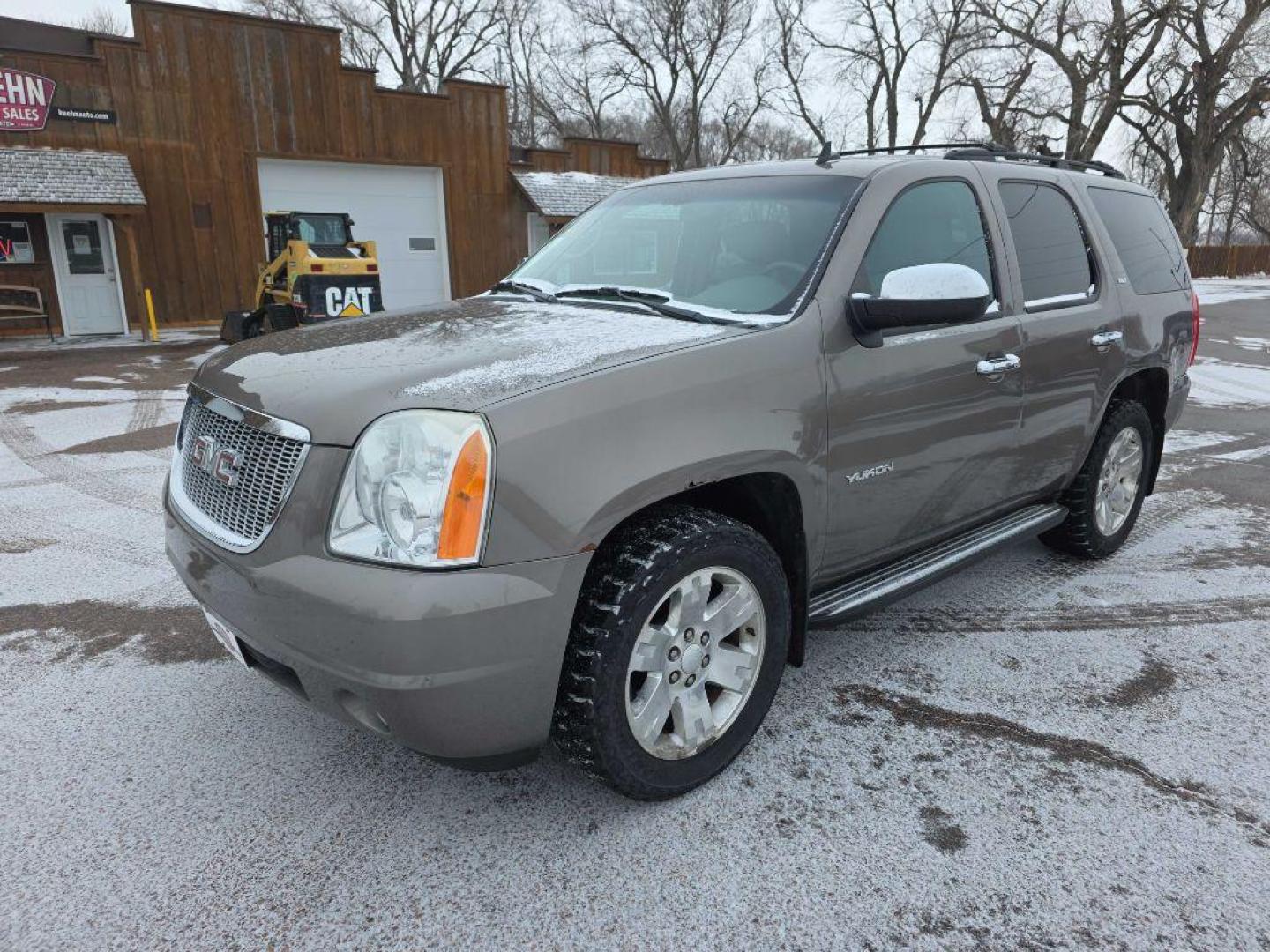 2011 MOCHA GMC YUKON SLT (1GKS2CE02BR) with an 5.3L engine, Automatic transmission, located at 495 Old Highway 20 West, South Sioux City, NE, 68776, (402) 494-2677, 42.458408, -96.443512 - Photo#3