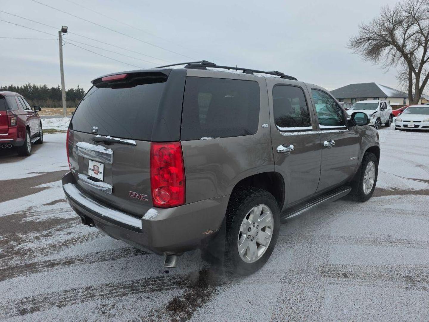 2011 MOCHA GMC YUKON SLT (1GKS2CE02BR) with an 5.3L engine, Automatic transmission, located at 495 Old Highway 20 West, South Sioux City, NE, 68776, (402) 494-2677, 42.458408, -96.443512 - Photo#4