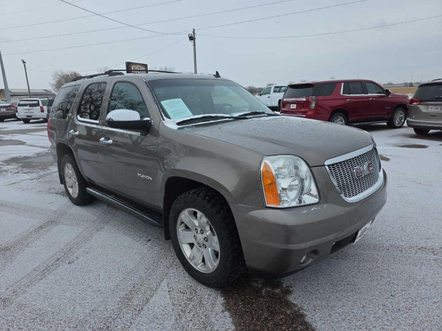 2011 MOCHA GMC YUKON SLT (1GKS2CE02BR) with an 5.3L engine, Automatic transmission, located at 495 Old Highway 20 West, South Sioux City, NE, 68776, (402) 494-2677, 42.458408, -96.443512 - Photo#5