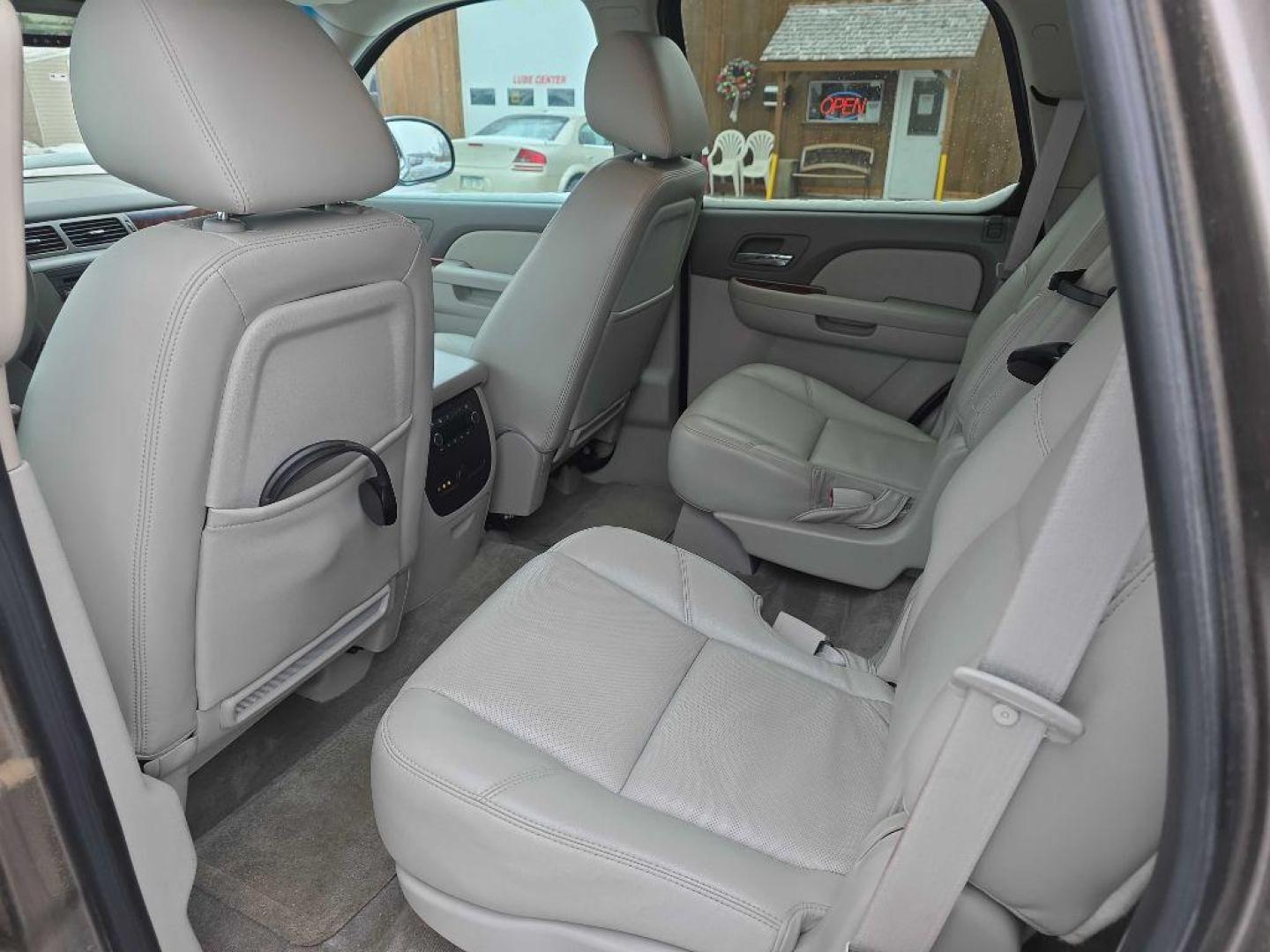 2011 MOCHA GMC YUKON SLT (1GKS2CE02BR) with an 5.3L engine, Automatic transmission, located at 495 Old Highway 20 West, South Sioux City, NE, 68776, (402) 494-2677, 42.458408, -96.443512 - Photo#6