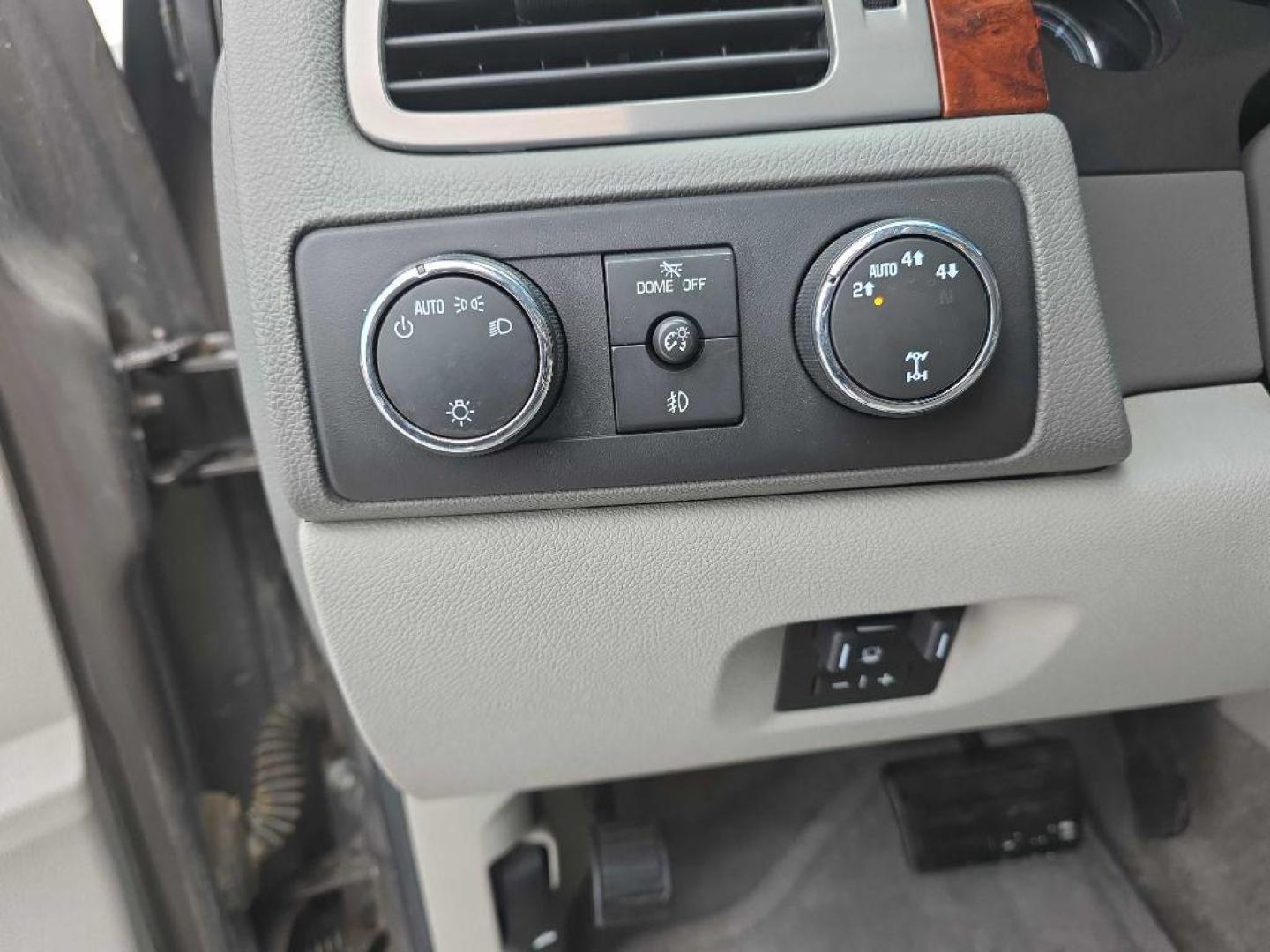 2011 MOCHA GMC YUKON SLT (1GKS2CE02BR) with an 5.3L engine, Automatic transmission, located at 495 Old Highway 20 West, South Sioux City, NE, 68776, (402) 494-2677, 42.458408, -96.443512 - Photo#10