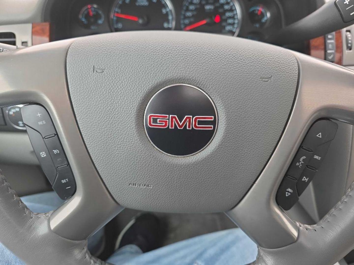 2011 MOCHA GMC YUKON SLT (1GKS2CE02BR) with an 5.3L engine, Automatic transmission, located at 495 Old Highway 20 West, South Sioux City, NE, 68776, (402) 494-2677, 42.458408, -96.443512 - Photo#14