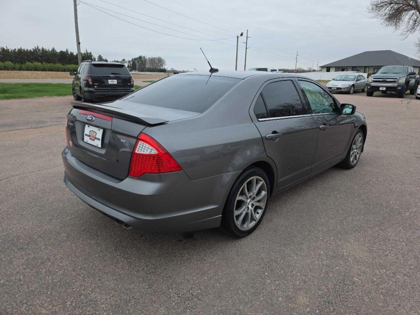 2012 SILVER FORD FUSION SE (3FAHP0HA5CR) with an 2.5L engine, Automatic transmission, located at 495 Old Highway 20 West, South Sioux City, NE, 68776, (402) 494-2677, 42.458408, -96.443512 - Photo#3