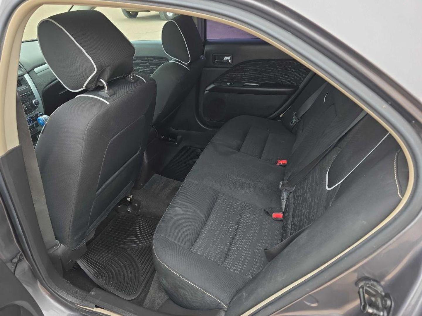 2012 SILVER FORD FUSION SE (3FAHP0HA5CR) with an 2.5L engine, Automatic transmission, located at 495 Old Highway 20 West, South Sioux City, NE, 68776, (402) 494-2677, 42.458408, -96.443512 - Photo#6