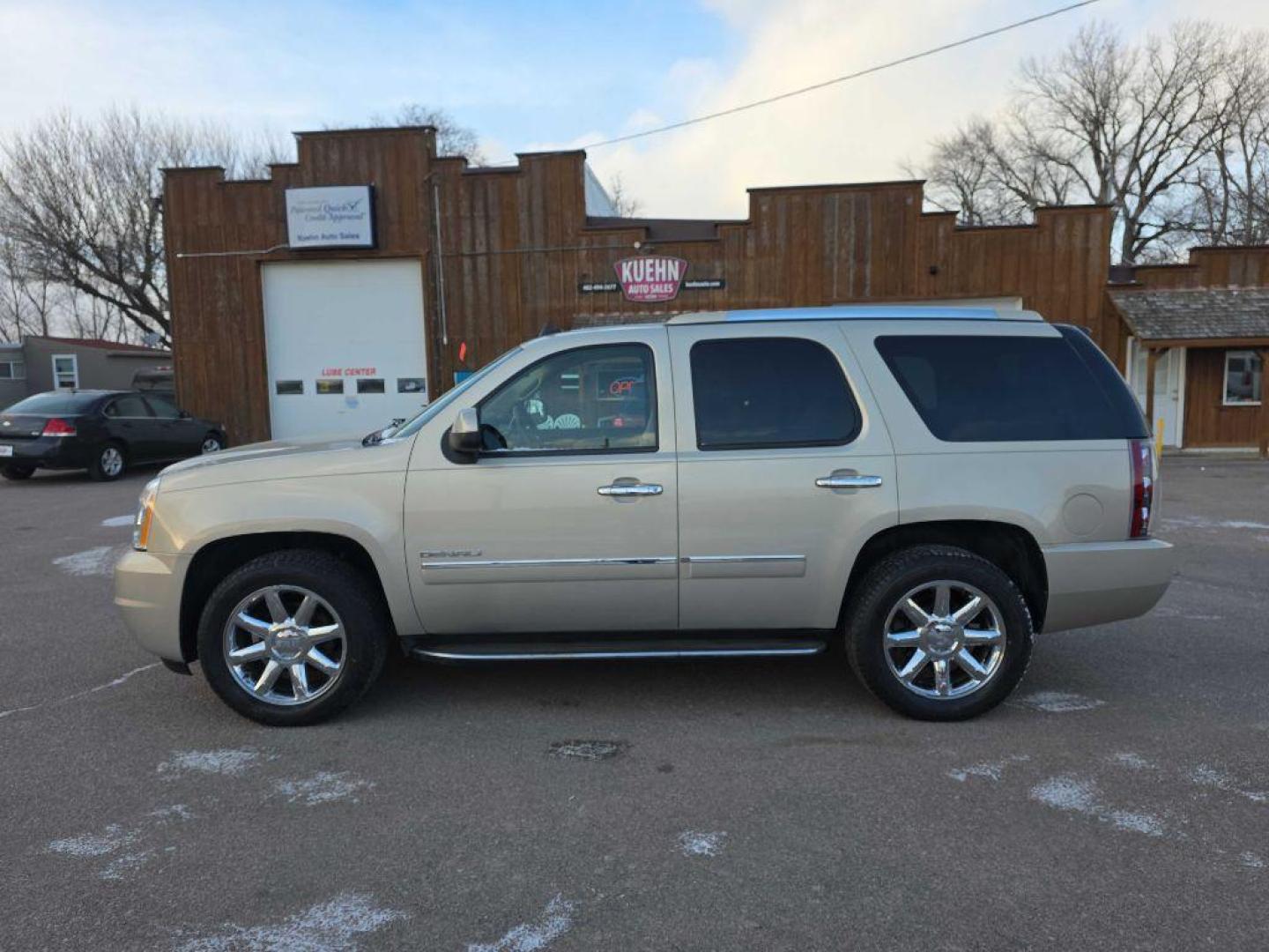 2010 TAN GMC YUKON DENALI (1GKUKEEF0AR) with an 6.2L engine, Automatic transmission, located at 495 Old Highway 20 West, South Sioux City, NE, 68776, (402) 494-2677, 42.458408, -96.443512 - Photo#1