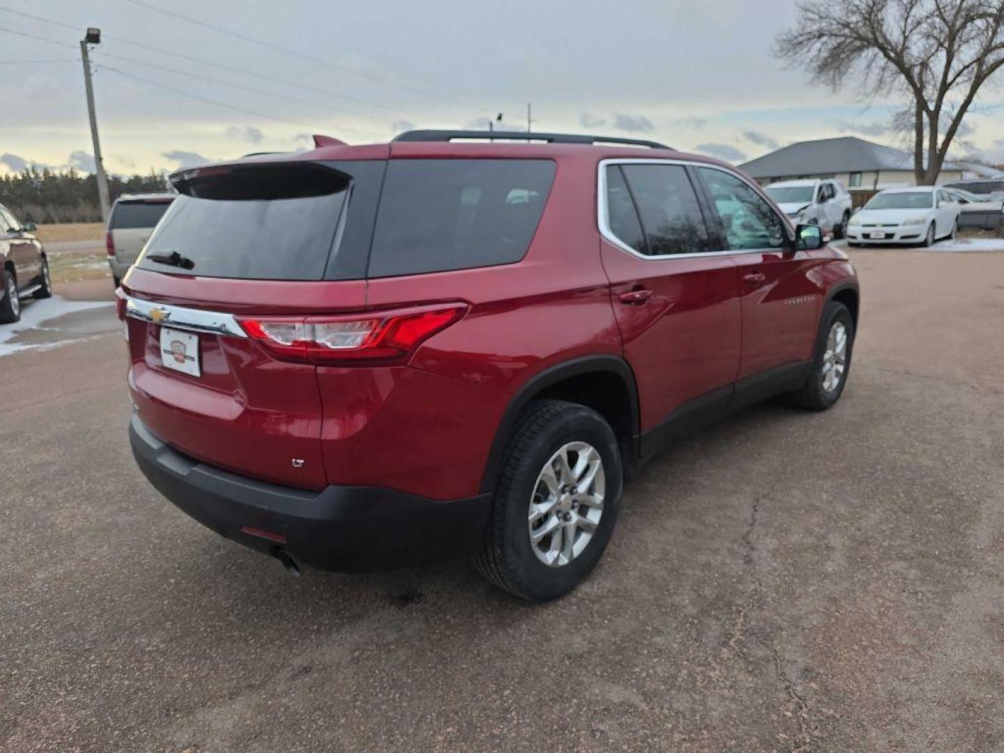 2020 MAROON CHEVROLET TRAVERSE LT (1GNEVHKW6LJ) with an 3.6L engine, Automatic transmission, located at 495 Old Highway 20 West, South Sioux City, NE, 68776, (402) 494-2677, 42.458408, -96.443512 - Photo#3