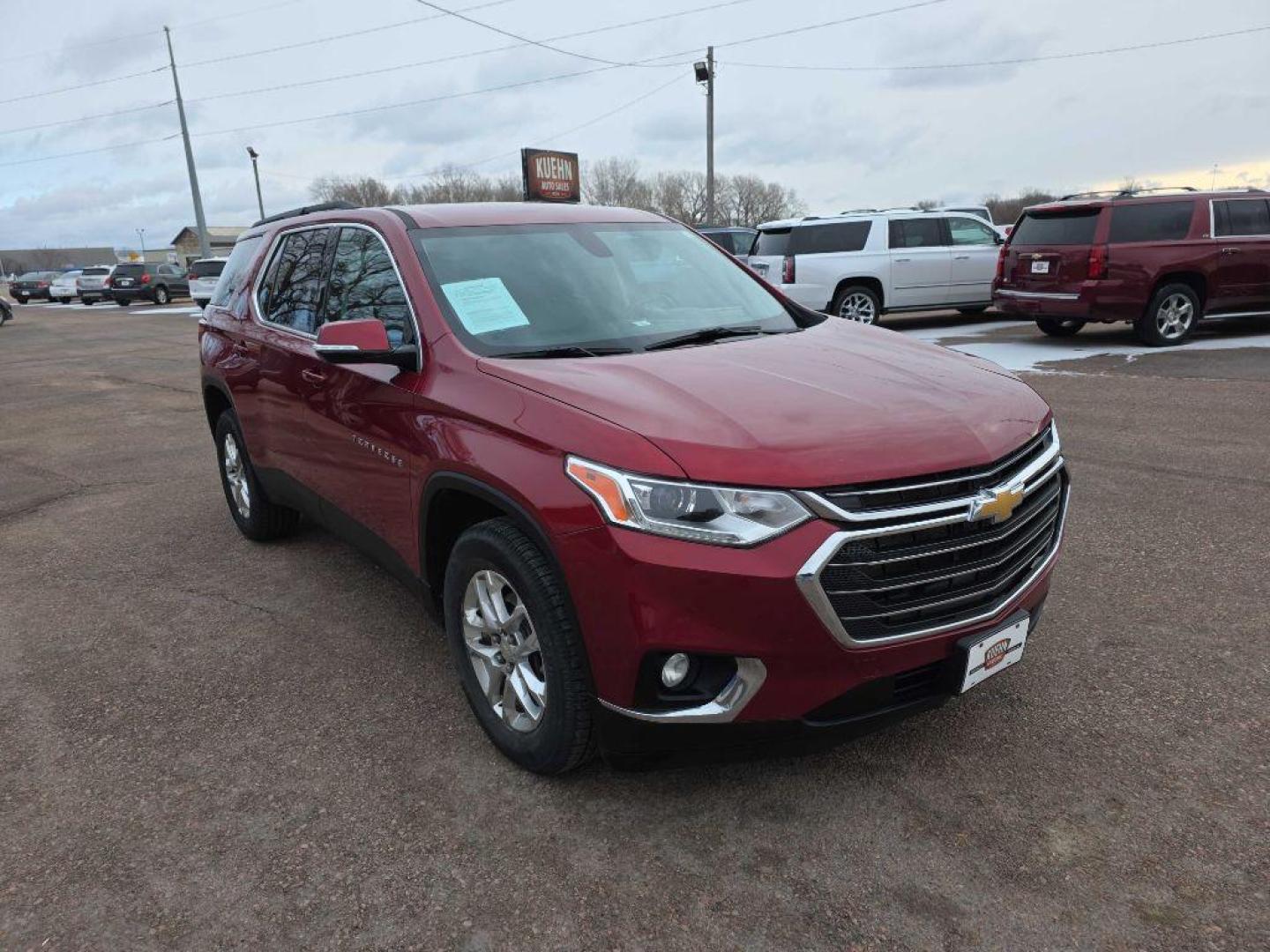 2020 MAROON CHEVROLET TRAVERSE LT (1GNEVHKW6LJ) with an 3.6L engine, Automatic transmission, located at 495 Old Highway 20 West, South Sioux City, NE, 68776, (402) 494-2677, 42.458408, -96.443512 - Photo#5