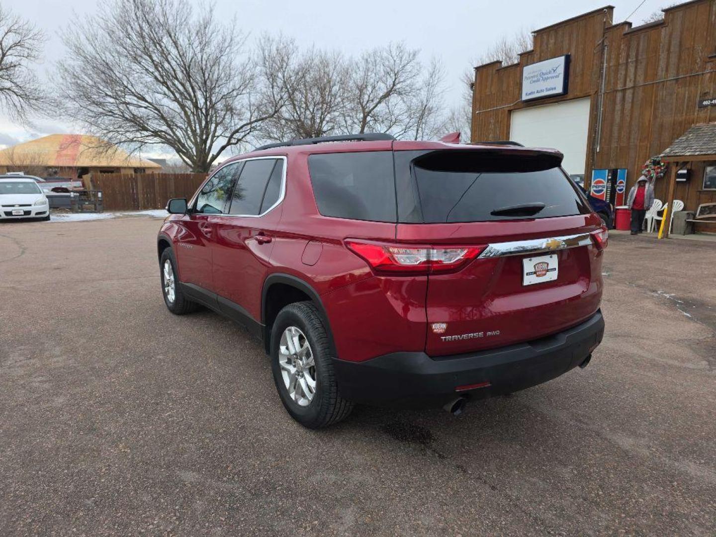 2020 MAROON CHEVROLET TRAVERSE LT (1GNEVHKW6LJ) with an 3.6L engine, Automatic transmission, located at 495 Old Highway 20 West, South Sioux City, NE, 68776, (402) 494-2677, 42.458408, -96.443512 - Photo#2