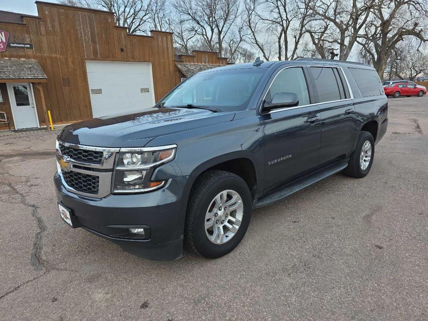 2019 BLUE CHEVROLET SUBURBAN 1500 LT (1GNSKHKC2KR) with an 5.3L engine, Automatic transmission, located at 495 Old Highway 20 West, South Sioux City, NE, 68776, (402) 494-2677, 42.458408, -96.443512 - Photo#0