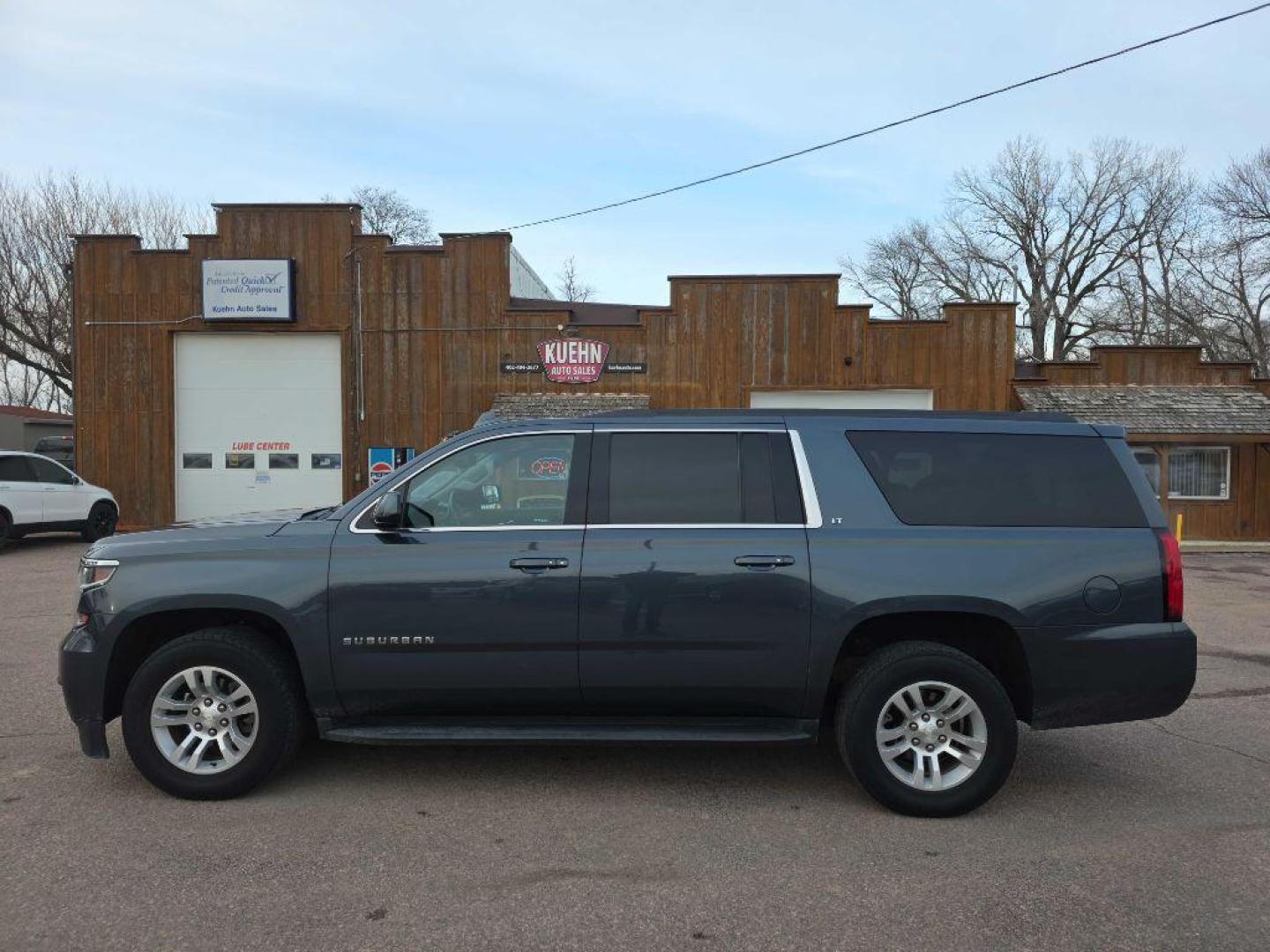 2019 BLUE CHEVROLET SUBURBAN 1500 LT (1GNSKHKC2KR) with an 5.3L engine, Automatic transmission, located at 495 Old Highway 20 West, South Sioux City, NE, 68776, (402) 494-2677, 42.458408, -96.443512 - Photo#1