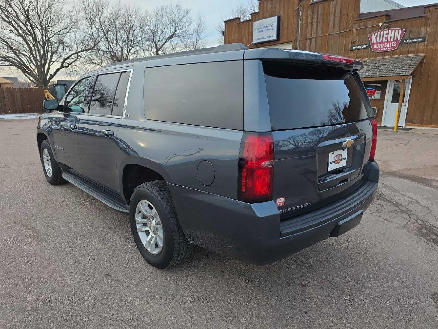 2019 BLUE CHEVROLET SUBURBAN 1500 LT (1GNSKHKC2KR) with an 5.3L engine, Automatic transmission, located at 495 Old Highway 20 West, South Sioux City, NE, 68776, (402) 494-2677, 42.458408, -96.443512 - Photo#2