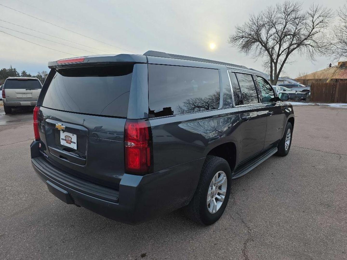 2019 BLUE CHEVROLET SUBURBAN 1500 LT (1GNSKHKC2KR) with an 5.3L engine, Automatic transmission, located at 495 Old Highway 20 West, South Sioux City, NE, 68776, (402) 494-2677, 42.458408, -96.443512 - Photo#3
