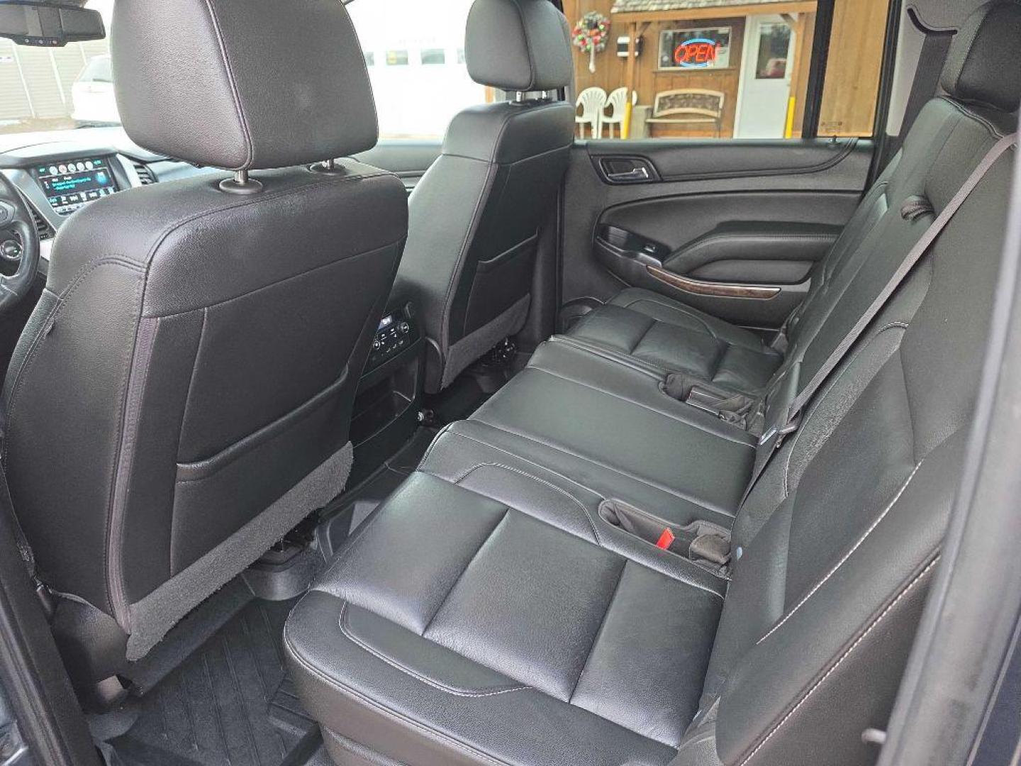 2019 BLUE CHEVROLET SUBURBAN 1500 LT (1GNSKHKC2KR) with an 5.3L engine, Automatic transmission, located at 495 Old Highway 20 West, South Sioux City, NE, 68776, (402) 494-2677, 42.458408, -96.443512 - Photo#6