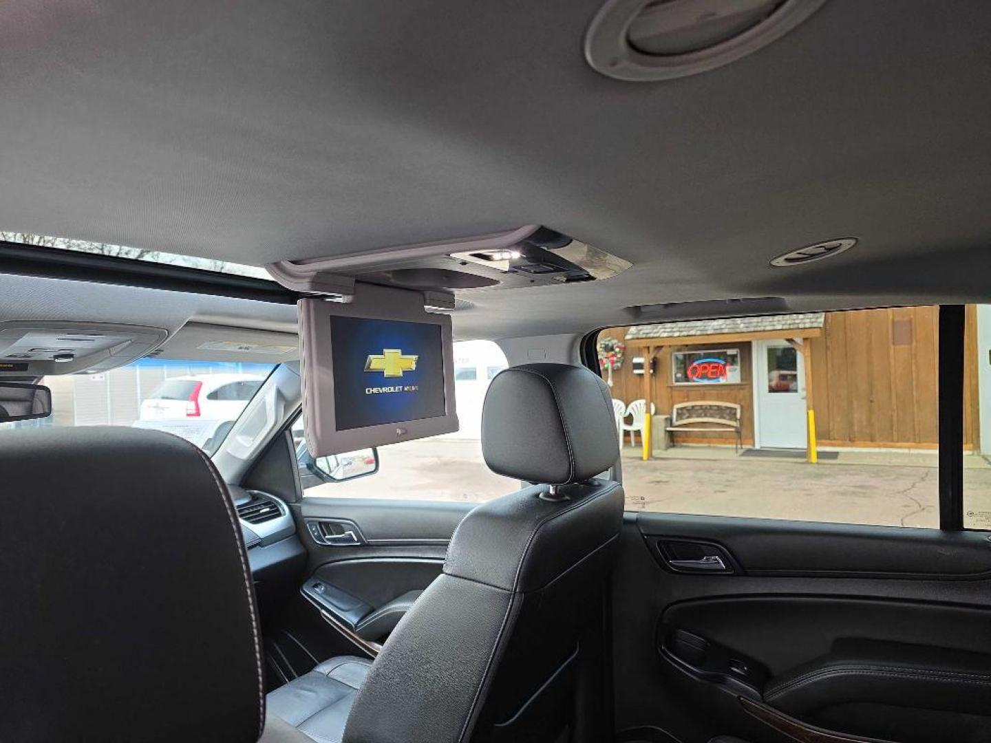 2019 BLUE CHEVROLET SUBURBAN 1500 LT (1GNSKHKC2KR) with an 5.3L engine, Automatic transmission, located at 495 Old Highway 20 West, South Sioux City, NE, 68776, (402) 494-2677, 42.458408, -96.443512 - Photo#8