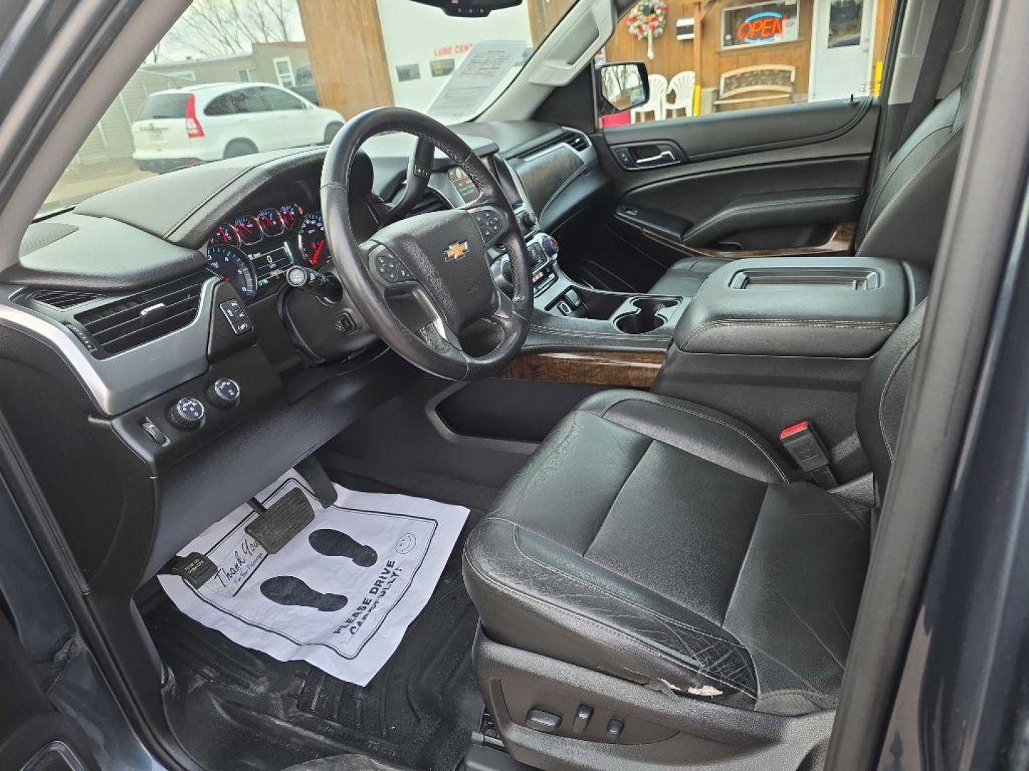 2019 BLUE CHEVROLET SUBURBAN 1500 LT (1GNSKHKC2KR) with an 5.3L engine, Automatic transmission, located at 495 Old Highway 20 West, South Sioux City, NE, 68776, (402) 494-2677, 42.458408, -96.443512 - Photo#10