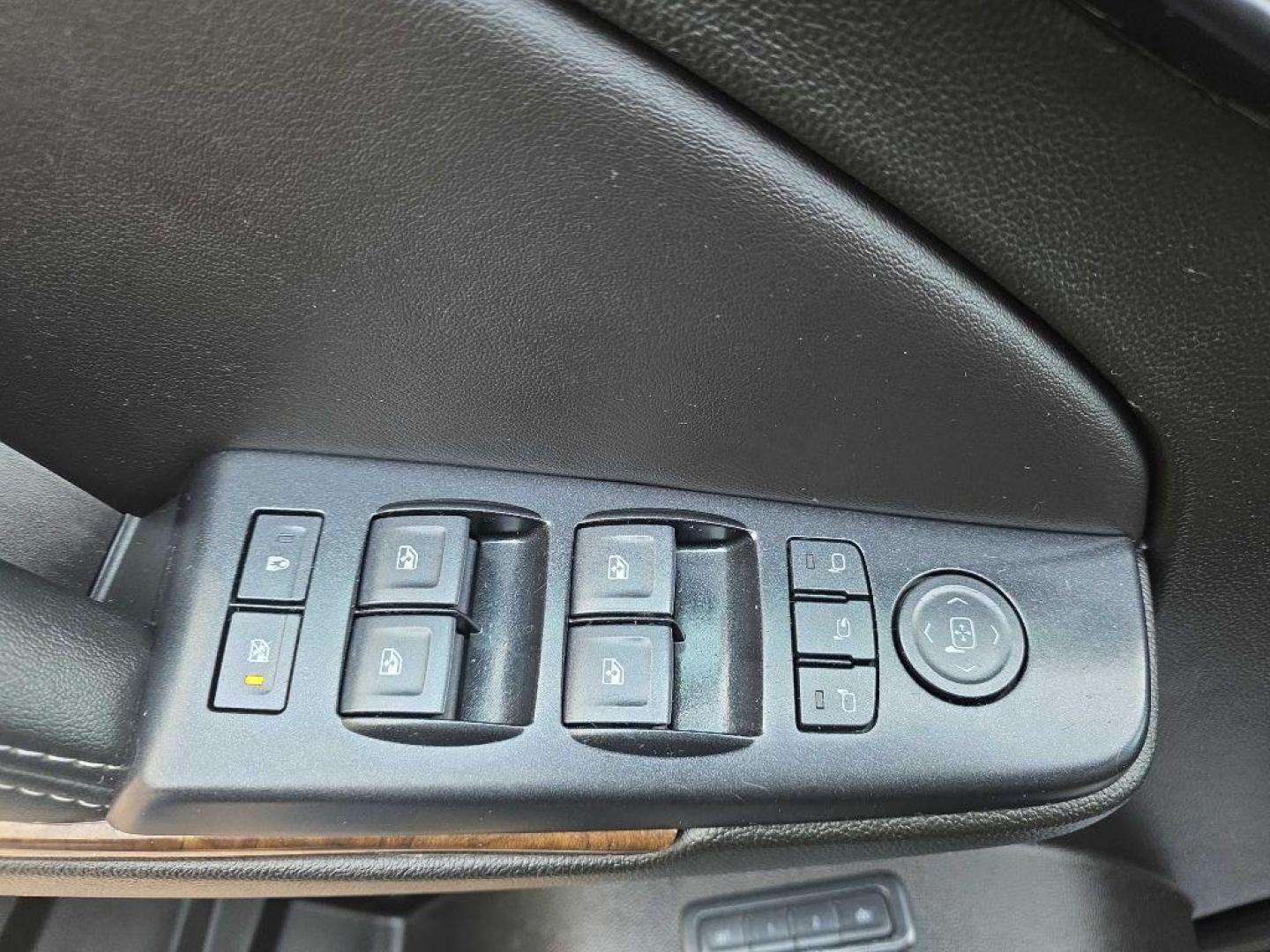 2019 BLUE CHEVROLET SUBURBAN 1500 LT (1GNSKHKC2KR) with an 5.3L engine, Automatic transmission, located at 495 Old Highway 20 West, South Sioux City, NE, 68776, (402) 494-2677, 42.458408, -96.443512 - Photo#13