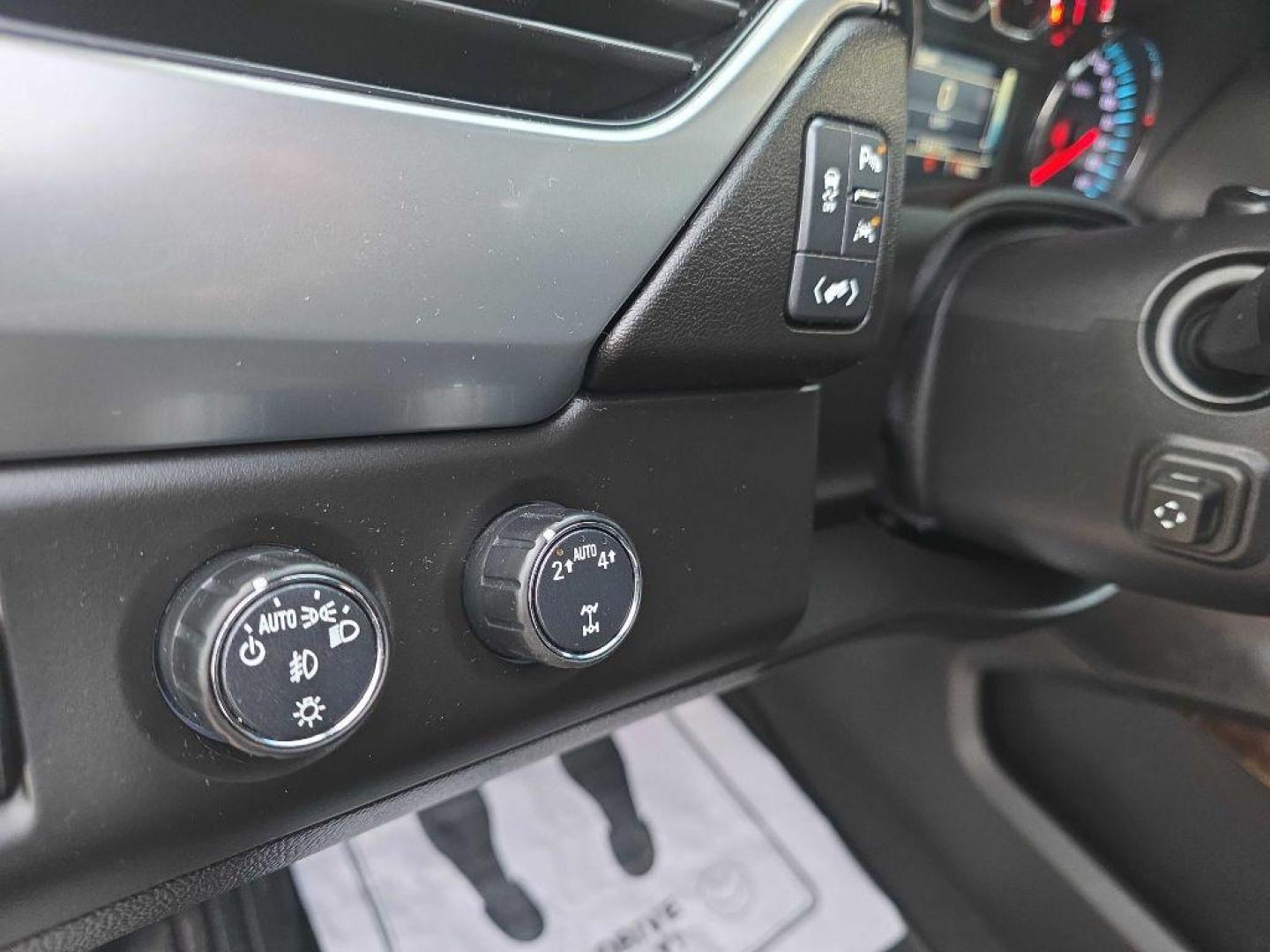 2019 BLUE CHEVROLET SUBURBAN 1500 LT (1GNSKHKC2KR) with an 5.3L engine, Automatic transmission, located at 495 Old Highway 20 West, South Sioux City, NE, 68776, (402) 494-2677, 42.458408, -96.443512 - Photo#14