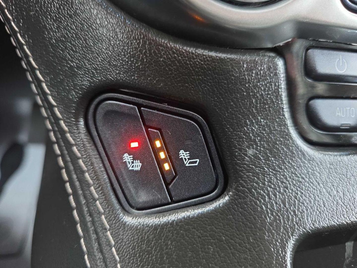 2019 BLUE CHEVROLET SUBURBAN 1500 LT (1GNSKHKC2KR) with an 5.3L engine, Automatic transmission, located at 495 Old Highway 20 West, South Sioux City, NE, 68776, (402) 494-2677, 42.458408, -96.443512 - Photo#17