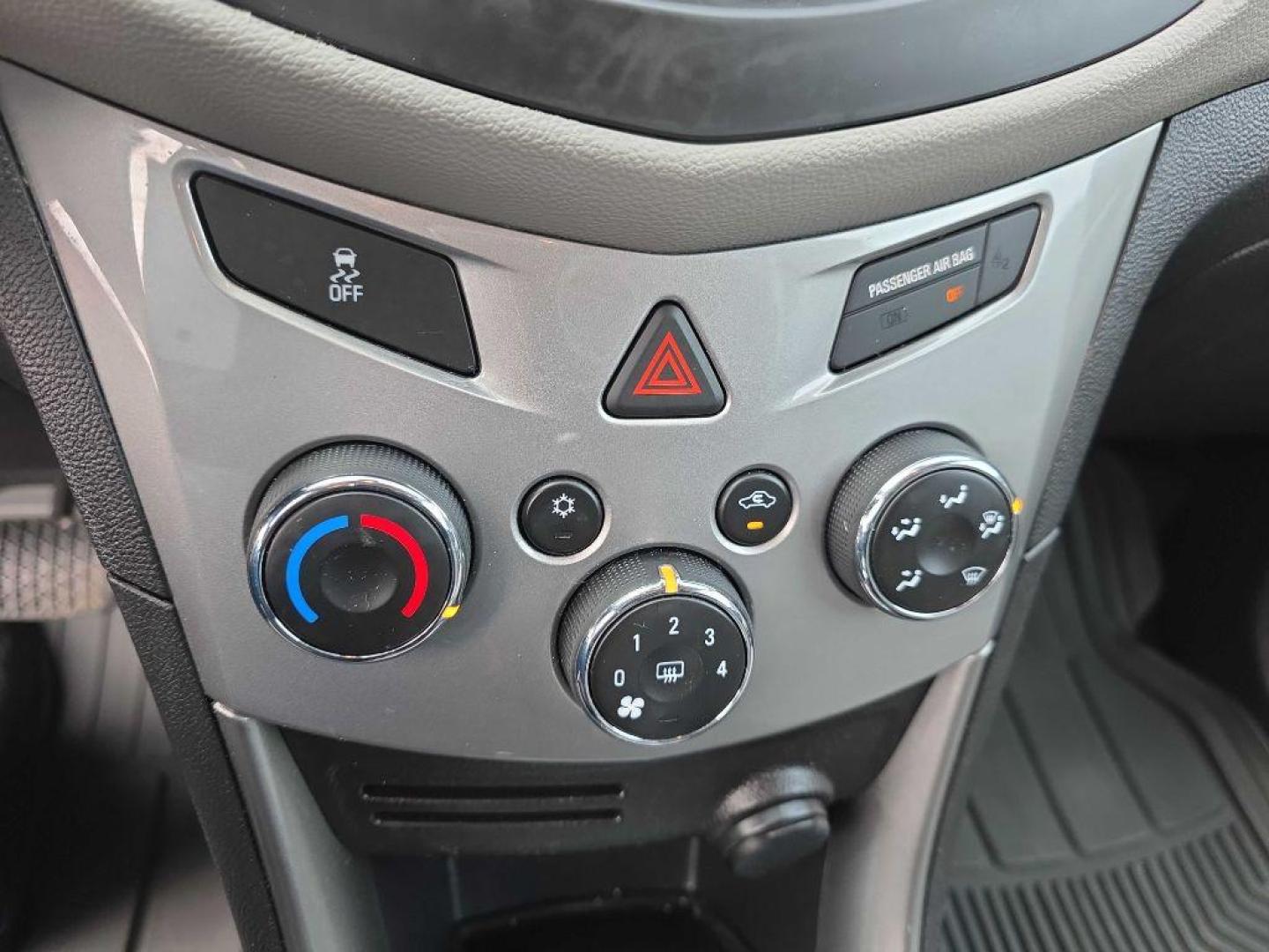 2015 SILVER CHEVROLET TRAX 1LT (3GNCJRSB8FL) with an 1.4L engine, Automatic transmission, located at 495 Old Highway 20 West, South Sioux City, NE, 68776, (402) 494-2677, 42.458408, -96.443512 - Photo#10