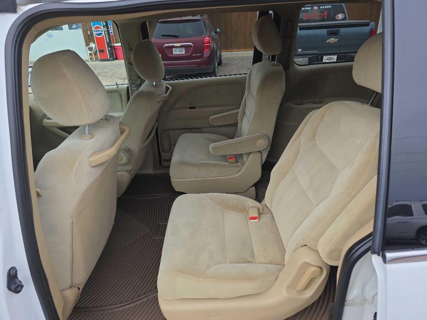 2008 WHITE HONDA ODYSSEY LX (5FNRL38268B) with an 3.5L engine, Automatic transmission, located at 495 Old Highway 20 West, South Sioux City, NE, 68776, (402) 494-2677, 42.458408, -96.443512 - Photo#9