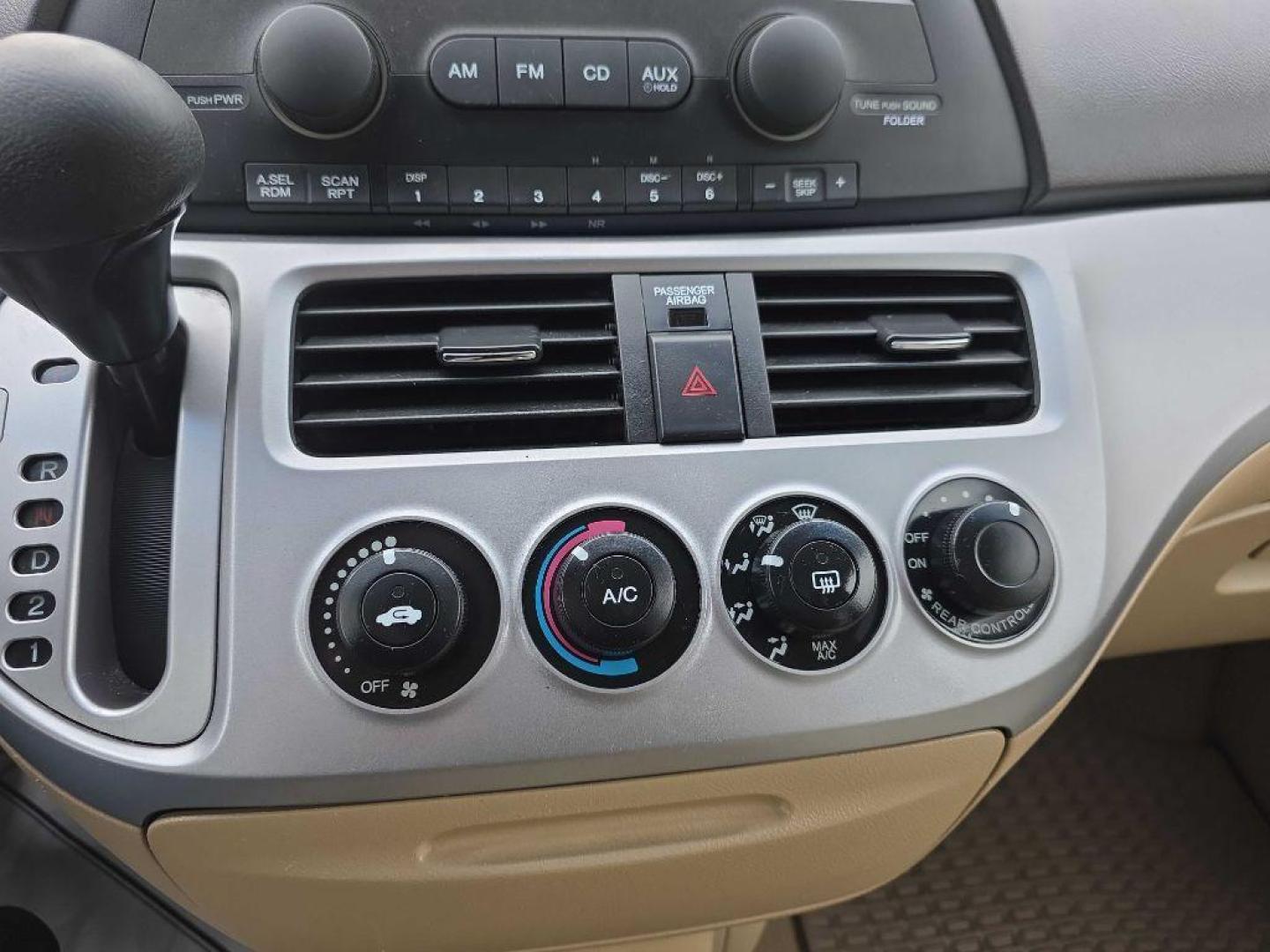 2008 WHITE HONDA ODYSSEY LX (5FNRL38268B) with an 3.5L engine, Automatic transmission, located at 495 Old Highway 20 West, South Sioux City, NE, 68776, (402) 494-2677, 42.458408, -96.443512 - Photo#11