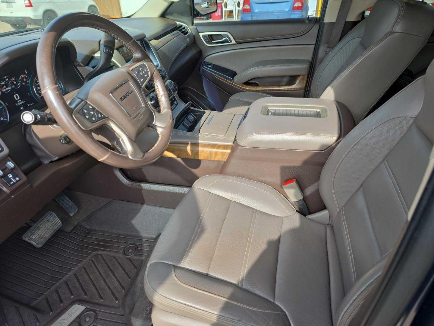 2019 GREY GMC YUKON XL DENALI (1GKS2HKJ0KR) with an 6.2L engine, Automatic transmission, located at 495 Old Highway 20 West, South Sioux City, NE, 68776, (402) 494-2677, 42.458408, -96.443512 - Photo#10