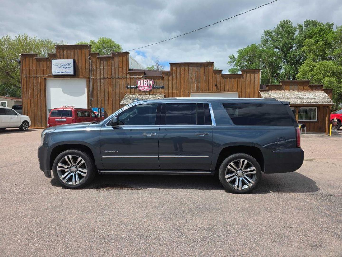 2019 BLUE GMC YUKON XL DENALI (1GKS2HKJ0KR) with an 6.2L engine, Automatic transmission, located at 495 Old Highway 20 West, South Sioux City, NE, 68776, (402) 494-2677, 42.458408, -96.443512 - Photo#1