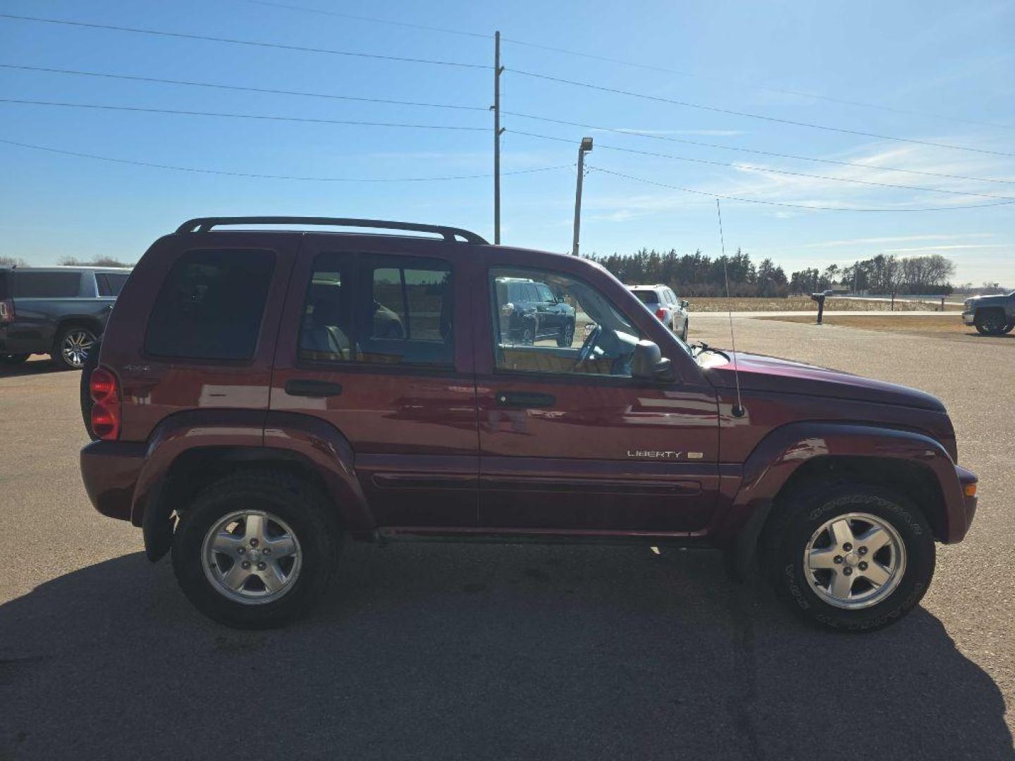 2002 MAROON JEEP LIBERTY LIMITED (1J4GL58K62W) with an 3.7L engine, Automatic transmission, located at 495 Old Highway 20 West, South Sioux City, NE, 68776, (402) 494-2677, 42.458408, -96.443512 - Photo#4