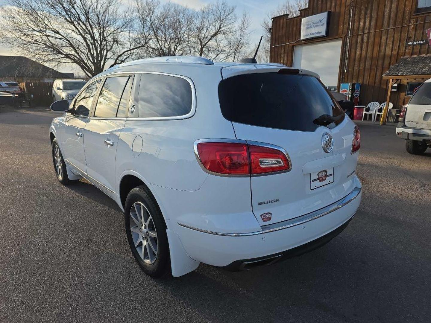 2017 WHITE BUICK ENCLAVE (5GAKRBKD0HJ) with an 3.6L engine, Automatic transmission, located at 495 Old Highway 20 West, South Sioux City, NE, 68776, (402) 494-2677, 42.458408, -96.443512 - Photo#4