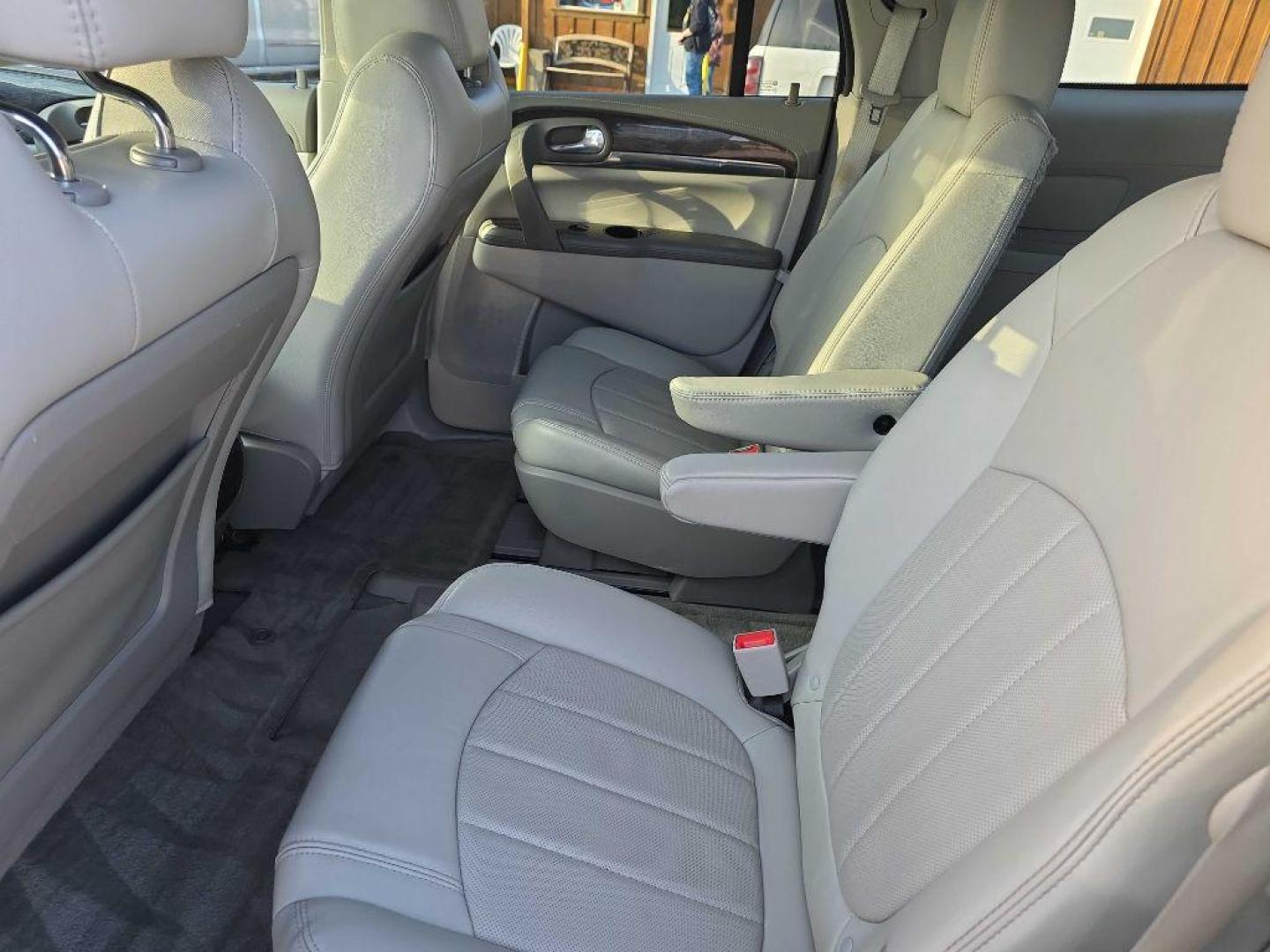 2017 WHITE BUICK ENCLAVE (5GAKRBKD0HJ) with an 3.6L engine, Automatic transmission, located at 495 Old Highway 20 West, South Sioux City, NE, 68776, (402) 494-2677, 42.458408, -96.443512 - Photo#6