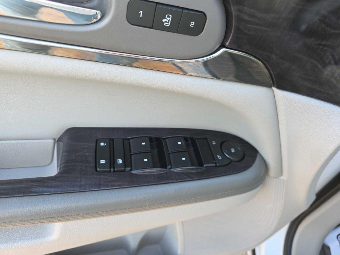 2017 WHITE BUICK ENCLAVE (5GAKRBKD0HJ) with an 3.6L engine, Automatic transmission, located at 495 Old Highway 20 West, South Sioux City, NE, 68776, (402) 494-2677, 42.458408, -96.443512 - Photo#9